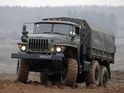 Українські військові показали знищення російської вантажівки "Урал" з боєприпасами