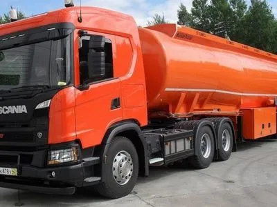 Польша без разрешений будет пропускать грузовики с горючим в Украину