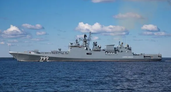 rashistskiy-fregat-admiral-makarov-gorit-bilya-ostrova-zmiyiniy-zmi