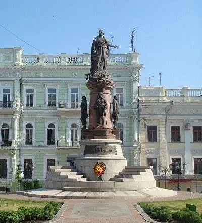 Пам’ятник російській імператриці від Тарпана: історик пояснив, з чого почати деколонізацію в Україні