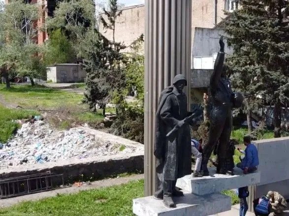 Подготовка к параду в Мариуполе продолжается: оккупанты раздали георгиевские ленты и восстановили советские памятники