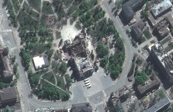 россия проводит расчистку разбомбленного драмтеатра в Мариуполе - новые спутниковые снимки