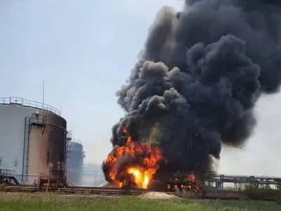 Рашисты в очередной раз обстреляли нефтеперерабатывающий завод в Лисичанске: есть угроза взрыва группы резервуаров