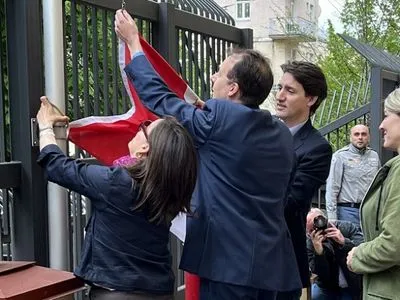 У Києві відновило роботу посольство Канади. Прапор біля будівлі підняв Трюдо