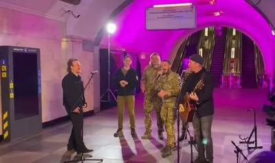 Легендарні Боно та Едж з U2 підтримали українців і виступили у київському метро
