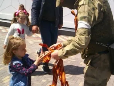 В Мелитополе детей заставляют носить георгиевские ленты – Денисова