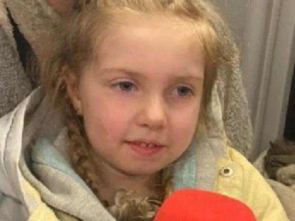 Рашисти розлучили з мамою: чотирирічна Аліса з "Азовсталі" вже у безпеці