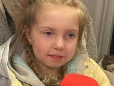 Рашисти розлучили з мамою: чотирирічна Аліса з "Азовсталі" вже у безпеці