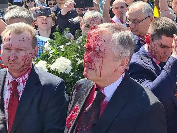 В Польше посла россии облили красной краской