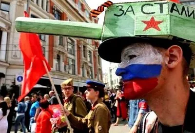 Либо крестик снимите, либо красный флаг: почему российская "советизация" не подействует ни на кого, кроме россиян