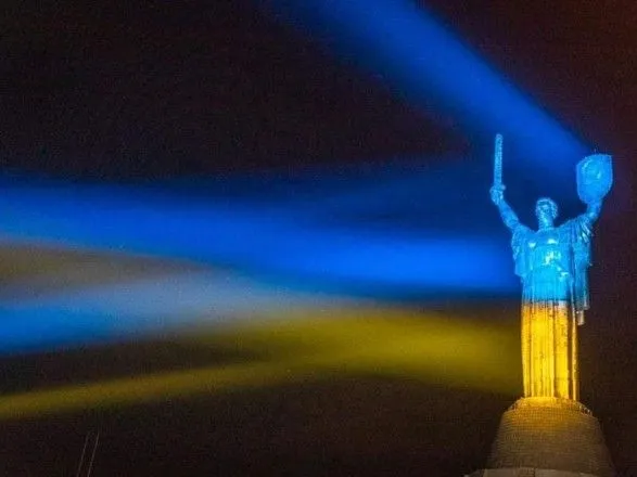 В Киеве "Родину-мать" подсветили цветами украинского флага