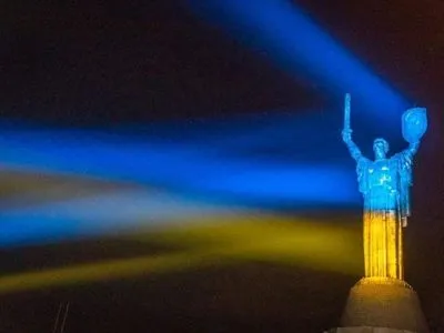 У Києві "Батьківщину-мати" підсвітили кольорами українського прапора