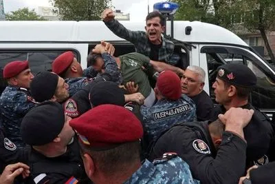 Поліція Вірменії затримала 61 особу на протестах опозиції