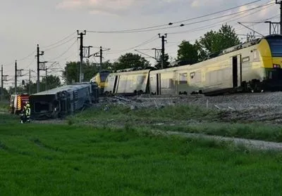 В Австрии пассажирский поезд сошел с рельсов, есть погибшие и пострадавшие
