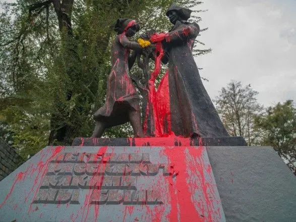 В Днепре демонтировали памятник комсомольцам