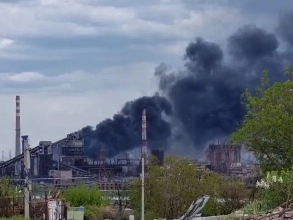 Над "Азовсталью" столб черного дыма: показали новое видео