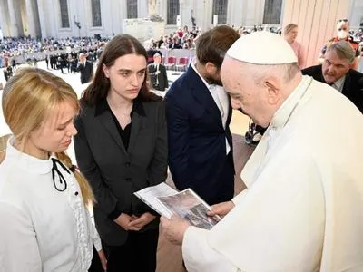 Папа Франциск зустрівся з дружинами захисників “Азовсталі”