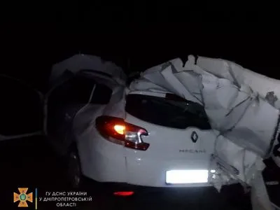 Легковушка влетела в припаркованный "ЗИЛ" в Днепропетровской области: трое погибших