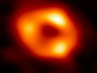Астрономи показали перше зображення надмасивної чорної діри Стрілець А* в галактиці Чумацький шлях