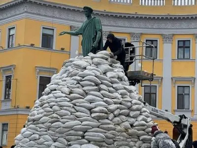 В Одессе черной пленкой закрыли монумент "Город-герой Москва"