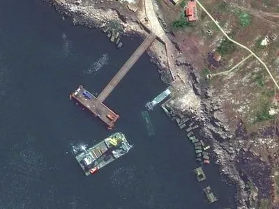Супутник зафіксував потоплене російське судно біля острова Зміїний