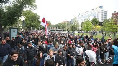 Армянские протестующие заблокировали правительственные здания с требованием отставки премьера Пашиняна