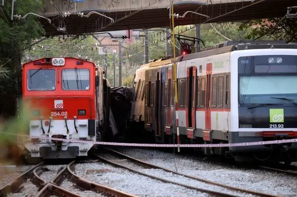 В аварии под Барселоной погиб машинист поезда, десятки человек ранены