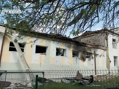 Донетчина: оккупанты обстреляли Дружковку. Попали в школу, детсад и жилые дома