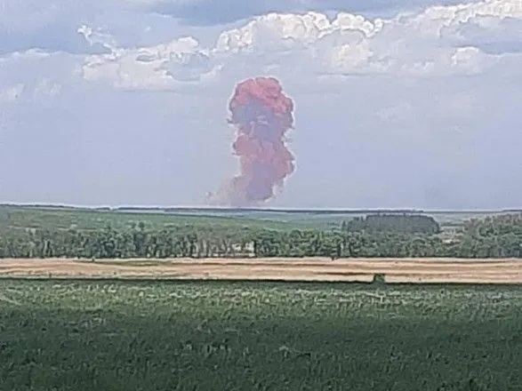 На Харківщині окупанти вдарили по складу, ймовірно, з аміачною селітрою. Саме цей дим побачили на Донеччині