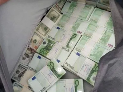 На границе задержаны двое мужчин, которые везли в Румынию сотни тысяч долларов и евро наличными