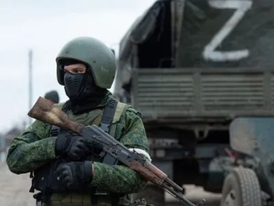 Переодягнуті у форму ЗСУ: окупанти імітують атаки українських військових на мирне населення для пропагандистських відео