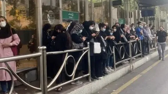 Криваві протести: сотні іранців вийшли на вулиці міст. Правоохоронці вбили щонайменше 4 людей