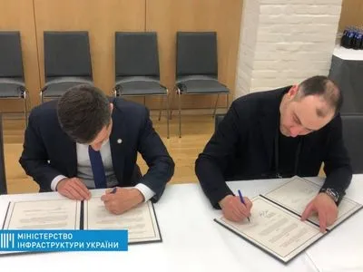 Украина и США подписали меморандум о сотрудничестве в транспортной сфере