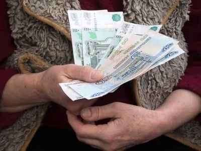 В окупованому Мелітополі рашисти почали видавати пенсіонерам по 10 тис. рублів в обмін на персональні дані