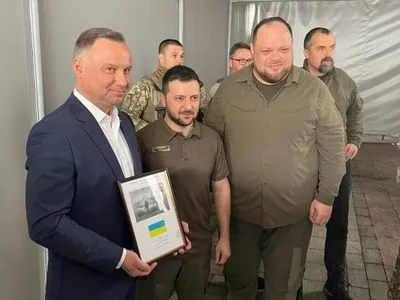 Дуде в Украине подарили знаменитую марку с "русским кораблем"