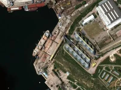 Спутниковые снимки Maxar показали, как российские оккупанты воруют зерно