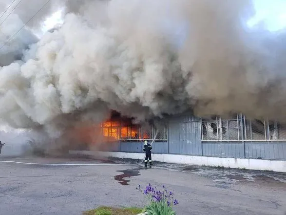 В Харьковской области в результате попадания вражеского снаряда горел ТЦ