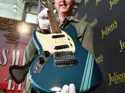 Известную гитару Fender Курта Кобейна продали с молотка за почти 5 миллионов долларов