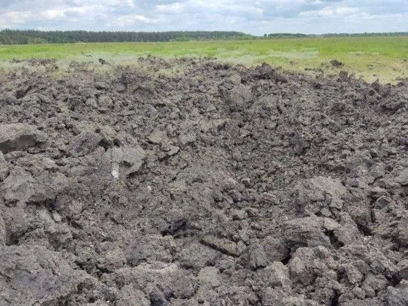 Днепропетровская область: ночью оккупанты попали в поле, от взрыва ракеты воронка в 4 метра