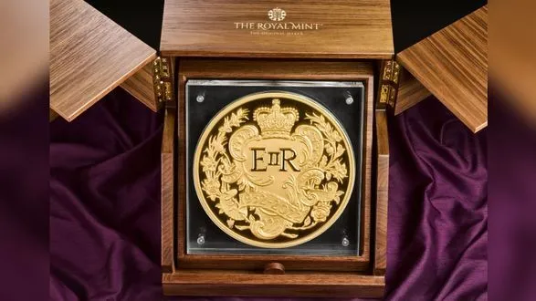 Королівський монетний двір випустив найбільшу монету на честь ювілею королеви Єлизавети