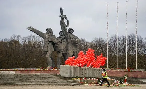 У Латвії хочуть зобов'язати муніципальну владу до 15 листопада знести радянські пам'ятники: сейм зробив перший крок