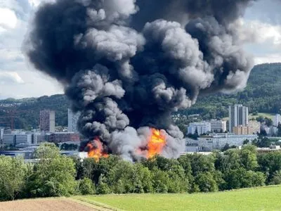 У Швейцарії впалахнула пожежа на промисловому підприємстві : семеро отруїлися димом