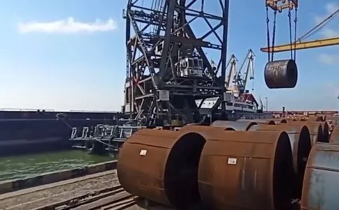Вывезут в ростов: в Мариуполе оккупанты продолжают загружать на судно украинскую сталь