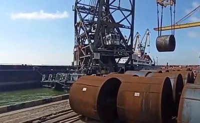 Вивезуть до ростова: у Маріуполі окупанти продовжують завантажувати на судно українську сталь