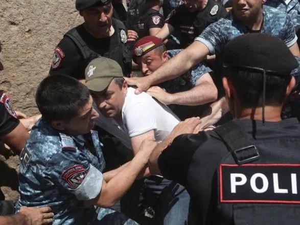 na-aktsiyi-protestu-v-yerevani-zatrimali-ponad-100-demonstrantiv
