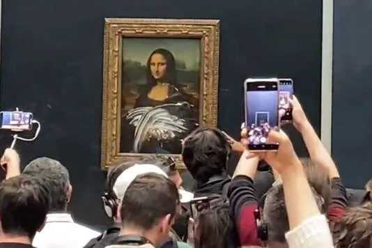В Лувре неизвестный вымазал тортом картину "Мона Лиза"