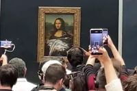 У Луврі невідомий вимазав тортом картину "Мона Ліза"