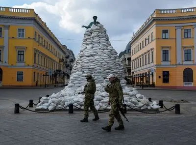 Изменение формата обороны Одессы: в центре города коммунальными службами демонтированы конструкции, установленные в первые недели войны