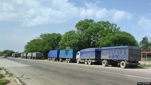 ЗМІ: з окупованих областей України колони вантажівок везуть до Криму зерно