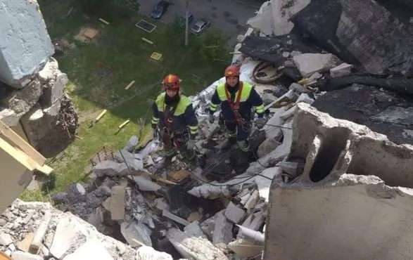 В Харькове из-под завалов многоэтажки достали тела четырех погибших